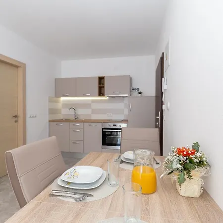 Suzana Biograd Na Moru